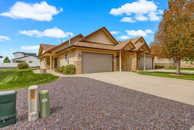 Building Photo - 832 Montclair Dr
