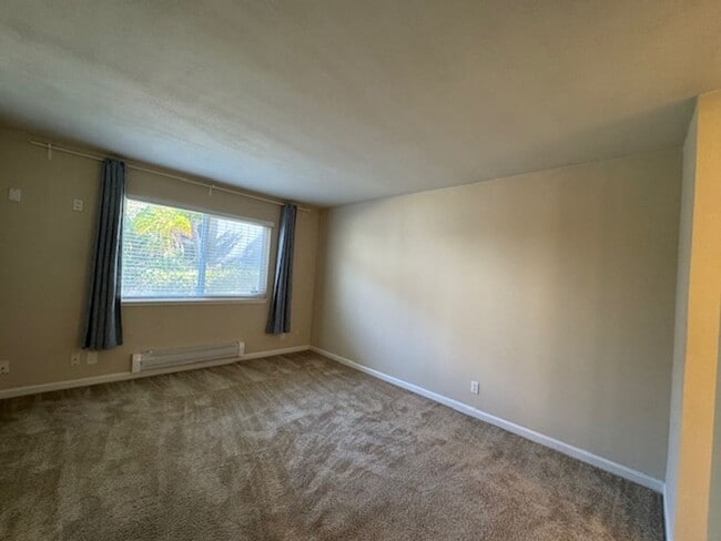 Building Photo - Wonderful 2 bedroom/2 bath lower level con...