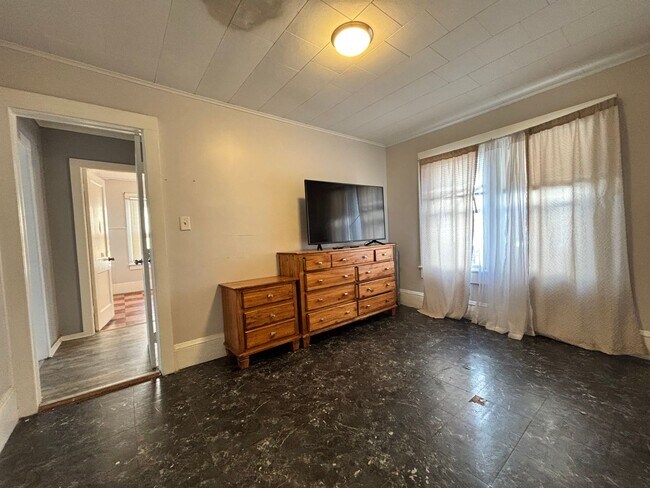 Building Photo - 114 Groveland St