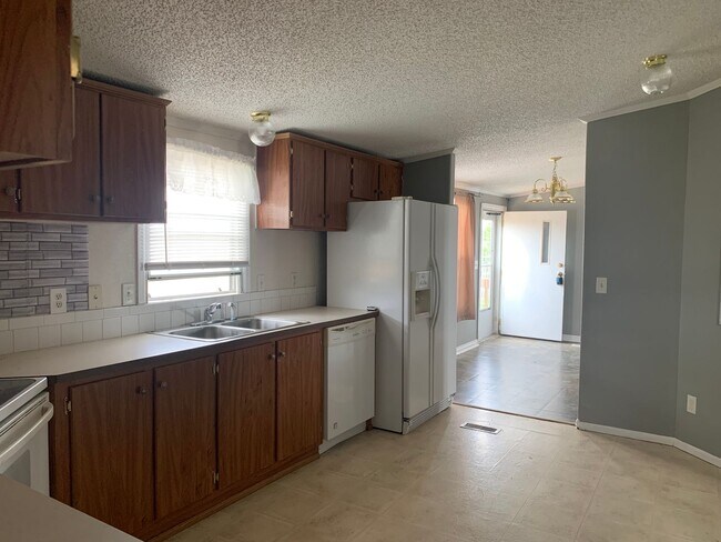 Building Photo - The perfect home is calling, cozy 3 bedroo...