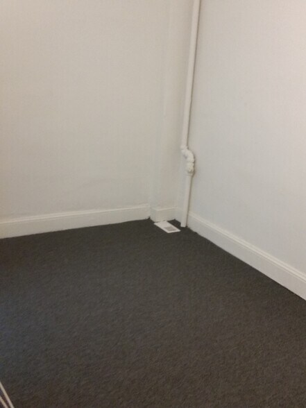 Den - 2134 E Oliver St