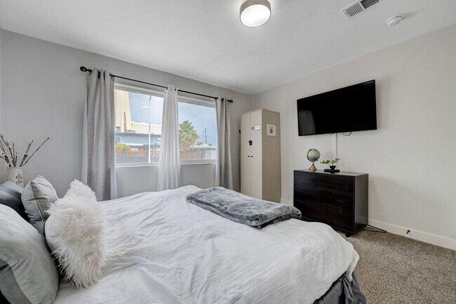 Building Photo - Fully Furnished or Unfurnished 3 BR / NO HOA
