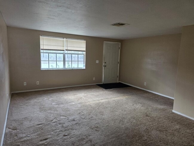 Building Photo - Move-In Ready 2BR/2BA Triplex with Patio & Parking in Prime Location