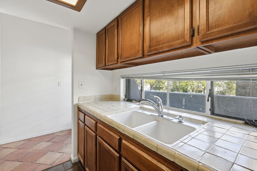 Building Photo - 1449 E Highland Ave