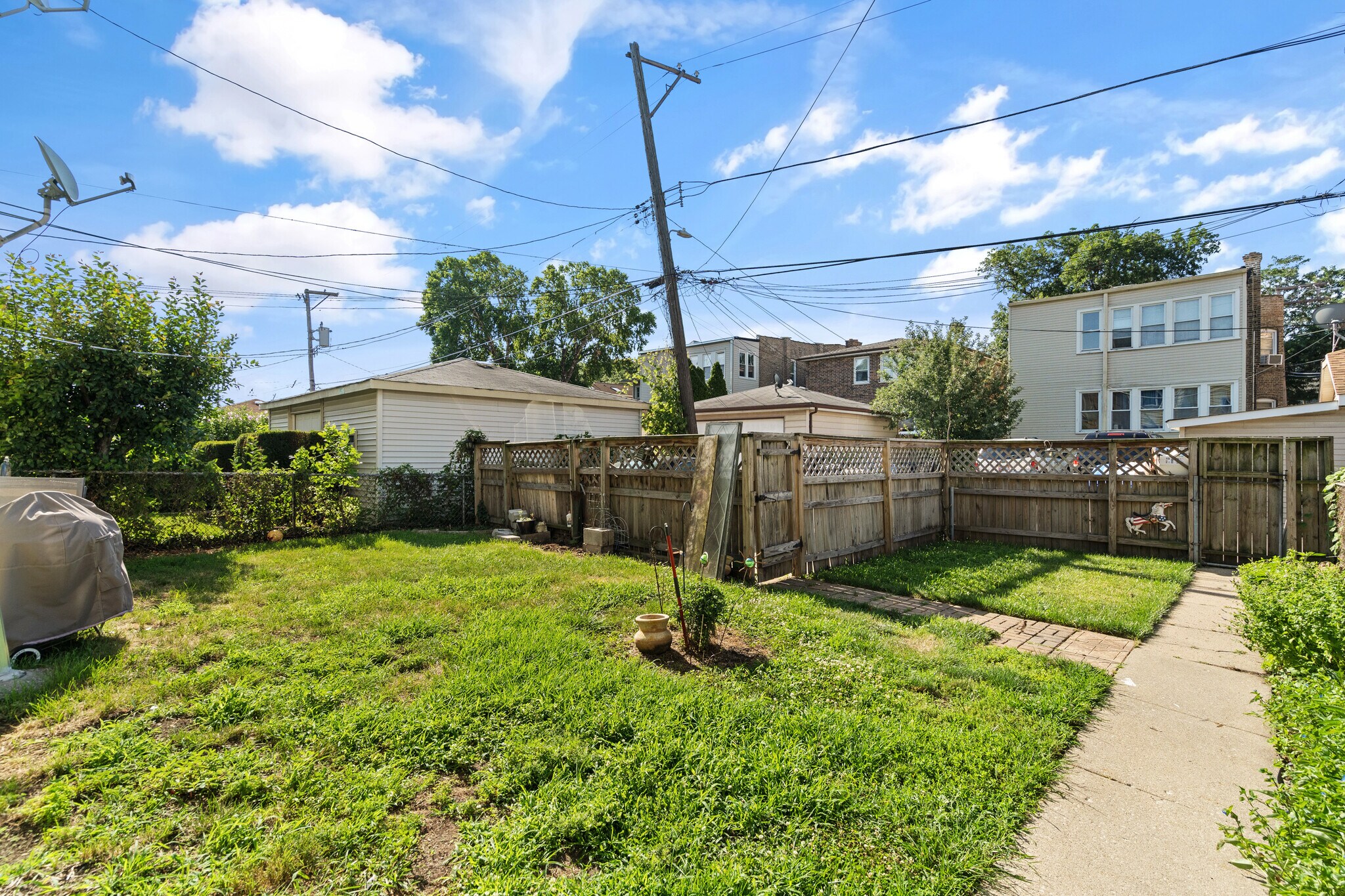 Yard - 5059 W Sunnyside Ave