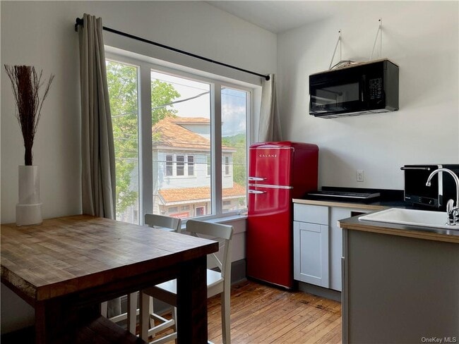 Building Photo - 67 Main St