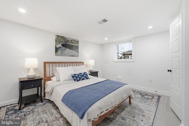 Building Photo - 2211 Franklin St NE