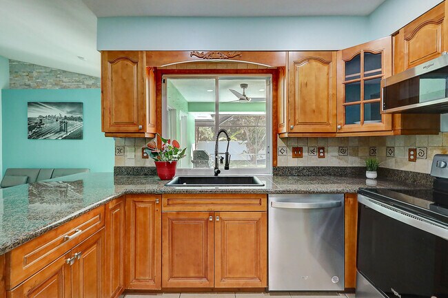 Building Photo - 238 SW Grove Ave