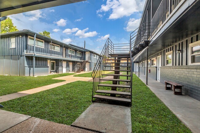 Building Photo - 4706 Yellowstone Blvd