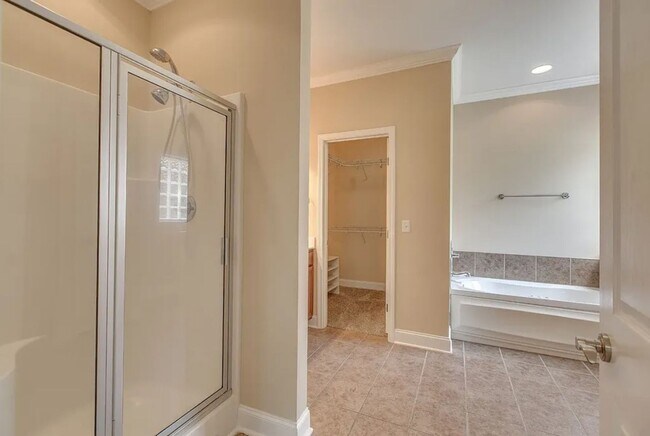 Building Photo - BEAUTIFUL CONDO, WALKING DISTANCE TO MTSU CAMPUS!