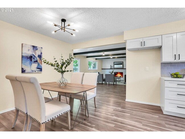 Building Photo - Beautiful 3-bdr/2-bath ranch in Argay Terrace—2 living areas, 2-car garage, & large, fenced yard!