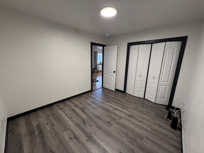 Building Photo - 705 Green Tree Dr