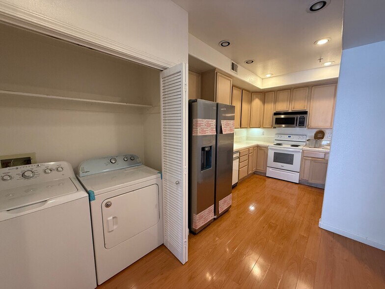 Building Photo - 903 Sunrose Ter