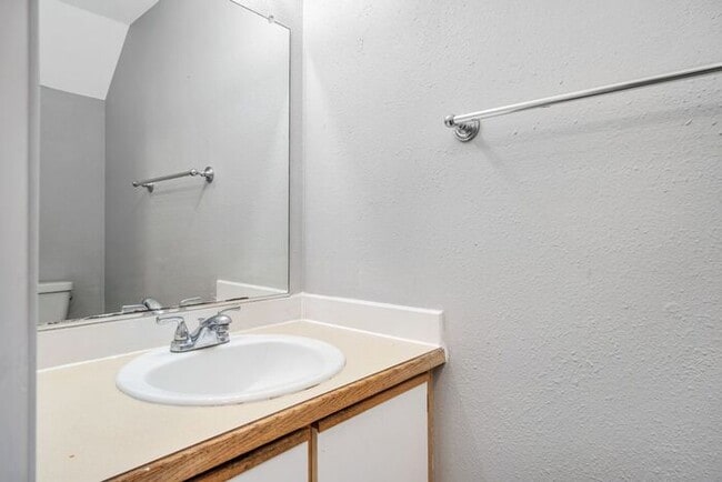 Building Photo - 2 bedroom unit. Pets OK! Lots of upgrades! Full size washer and dryer in every unit!!