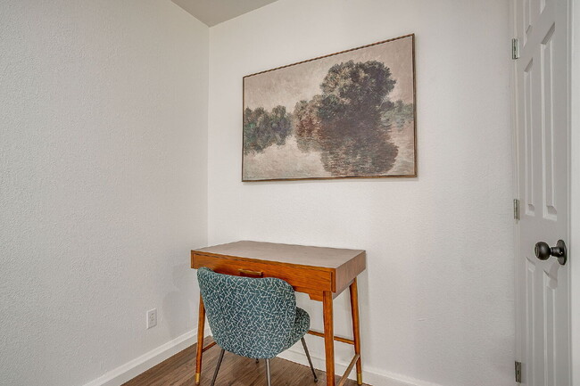 Building Photo - Fully furnished and updated 3 bedroom 2 bath in the heart of River Oaks. Available immediately an...