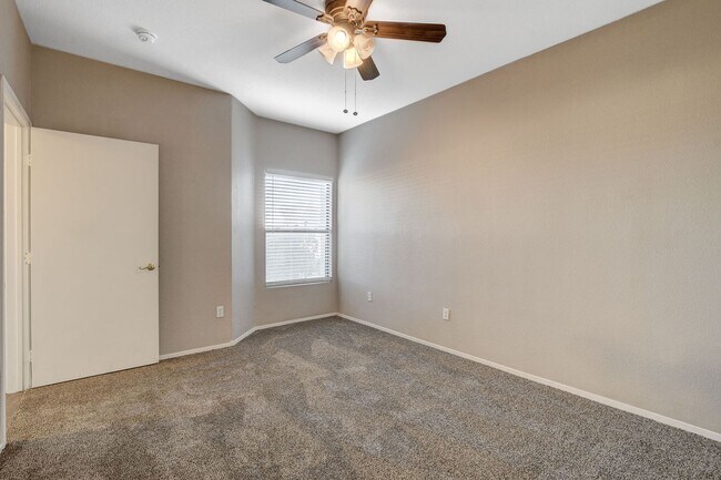 Building Photo - Beautiful downstairs 3 bdrm 2 Bath Condo w...