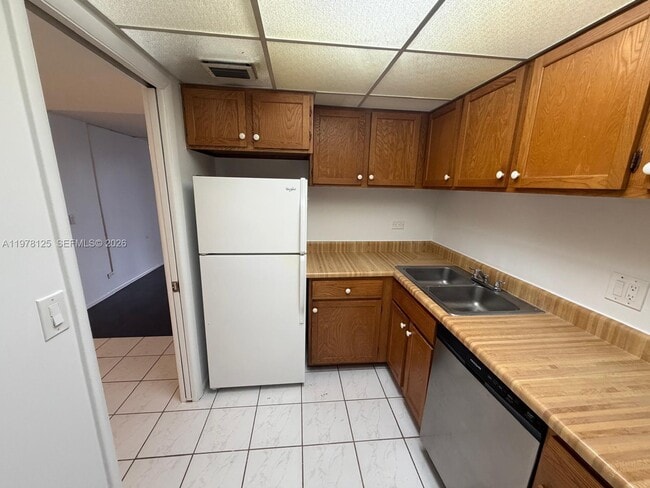 Building Photo - 3720 Inverrary Dr