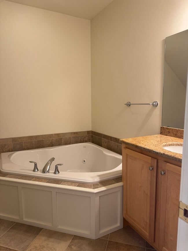Building Photo - 3 Bedroom Condo in Hanover