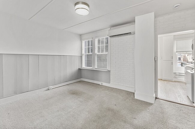 Building Photo - Historic Downtown Annapolis 3 Bedroom w/ P...