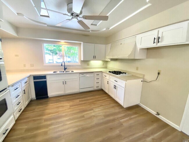 Building Photo - 723 Brookside Dr