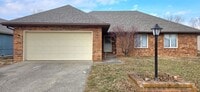 Building Photo - 3 Bedroom 2 Bathroom home in Southwest Springfield for $1495!