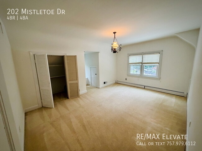 Building Photo - 202 Mistletoe Dr