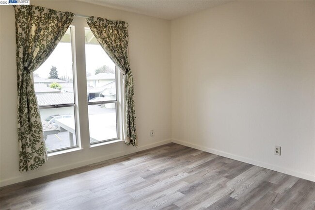 Building Photo - 5554 Roundtree Common
