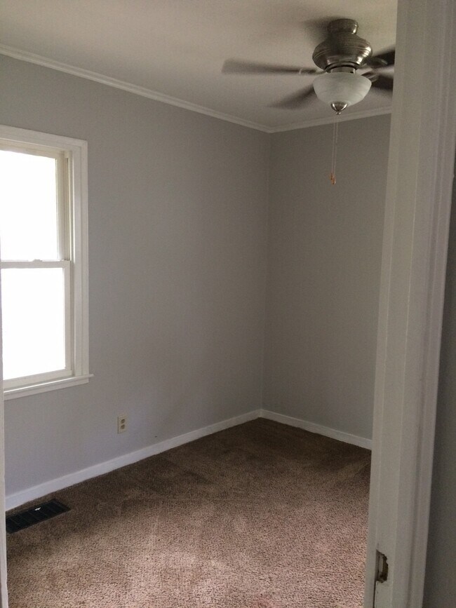 Building Photo - Move in Special!