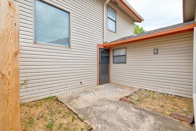 Building Photo - 1707 N Gleason Ave