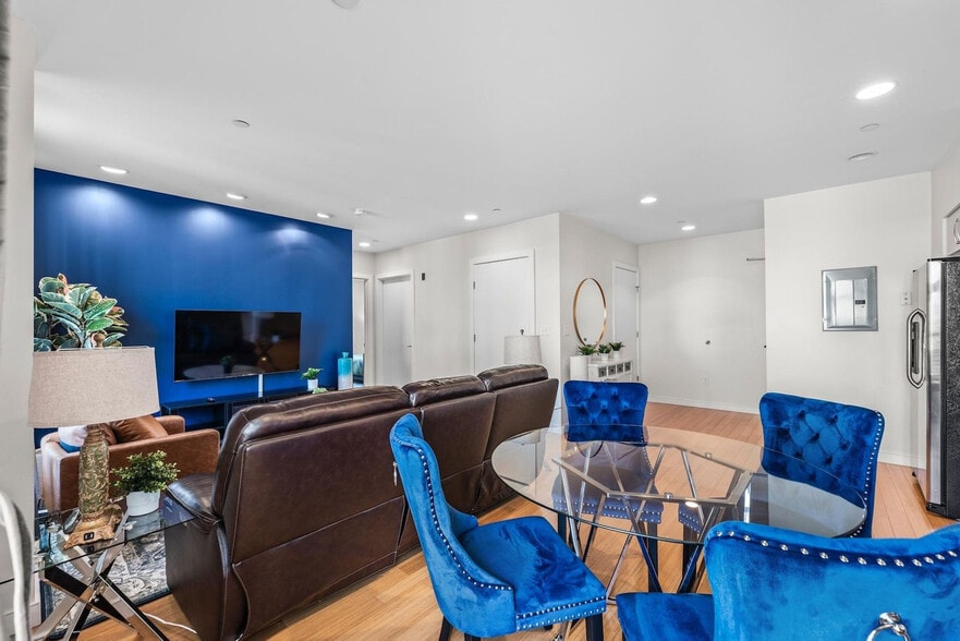 Building Photo - 601 Albany St