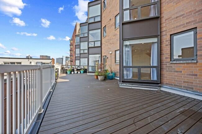 Building Photo - 222 S Racine Ave