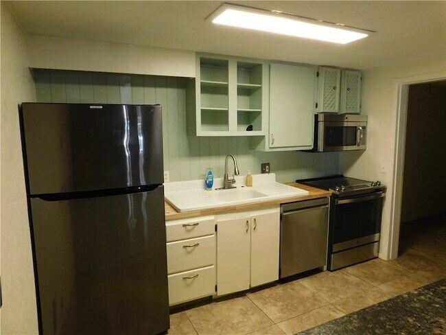 Building Photo - 485 7th Pl
