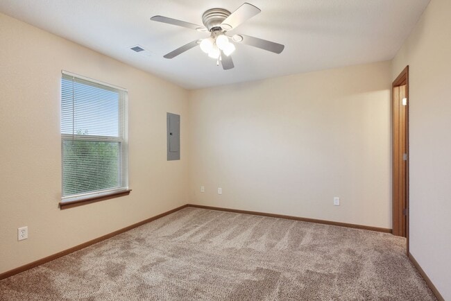 Building Photo - 3 bdrm 2 bath - Grain Valley