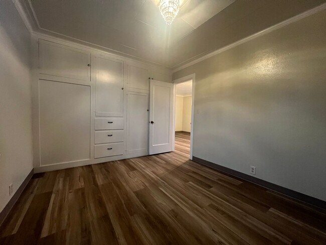 Building Photo - Cute, One bedroom duplex in Central Medfor...