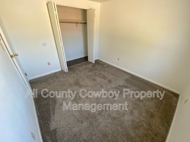 Building Photo - 527 Spring Creek Dr