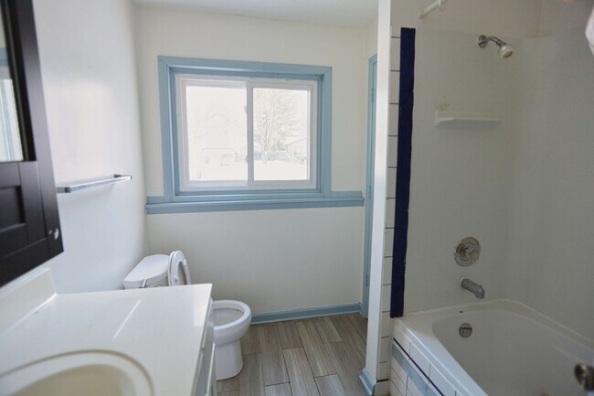 Building Photo - 2115 Brook Trails Ct SE