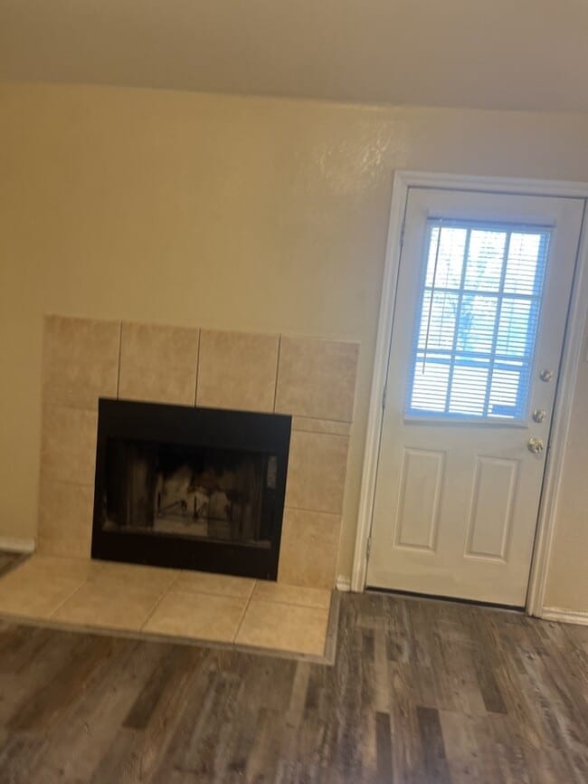 Building Photo - Eagle Mountain ISD ! 3/2/2 Cute and well-maintained 3-bedroom, 2-bath home featuring an open-conc...