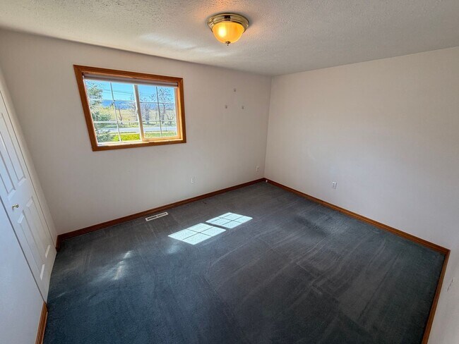 Building Photo - Spacious 3 Bed, 2.5 Bath House in Spokane Valley!