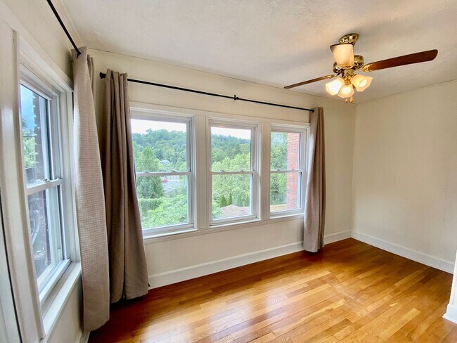 Building Photo - North Asheville - Renovated 1020's Charmer!