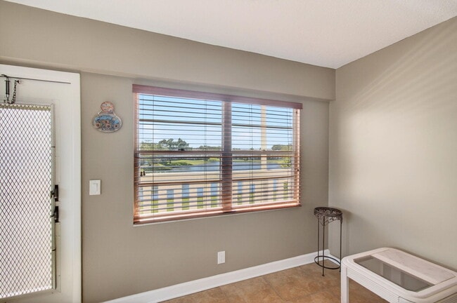 Building Photo - 33 Fanshaw A