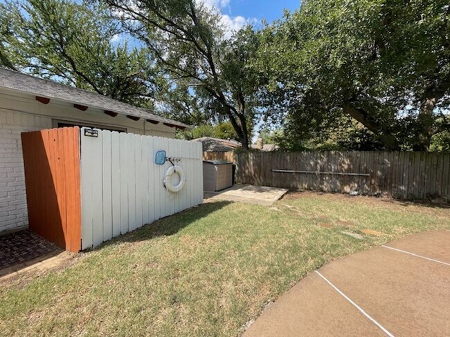 Building Photo - 220 Shady Lake Dr