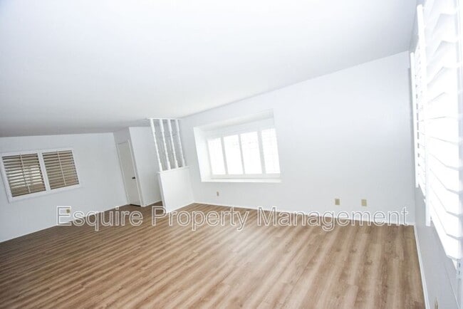 Building Photo - 833 Sharon Dr