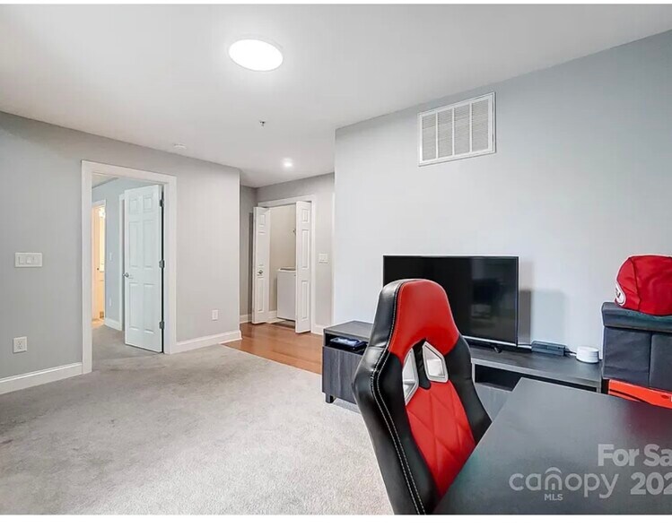 Building Photo - 6412 Park Pond Dr