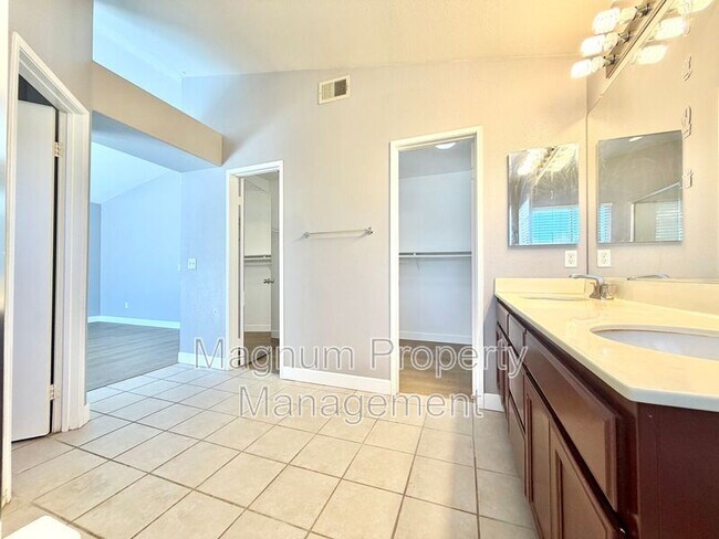 Building Photo - 31579 Via San Carlos