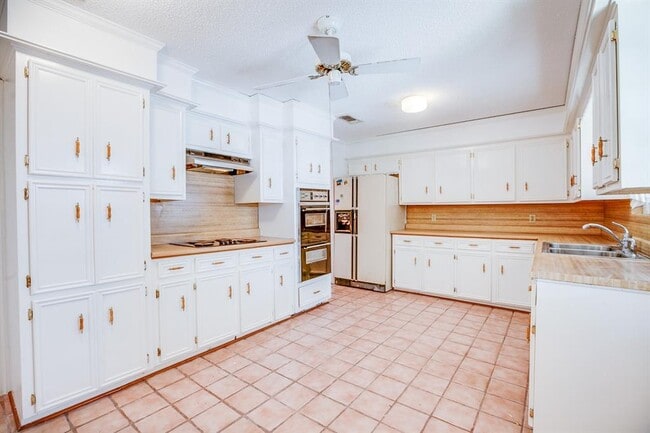 Building Photo - 12710 Shady Knoll Ln