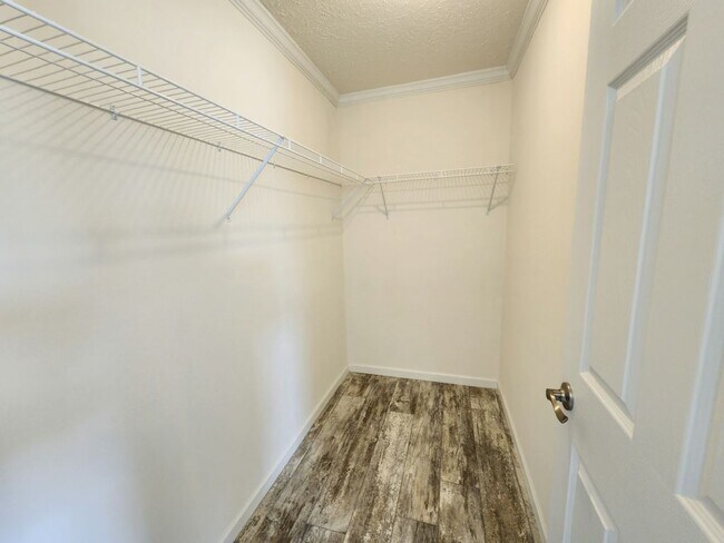 Building Photo - 518 Eland Dr