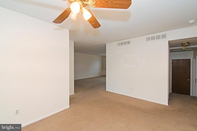 Building Photo - 592 Wrensong Rd