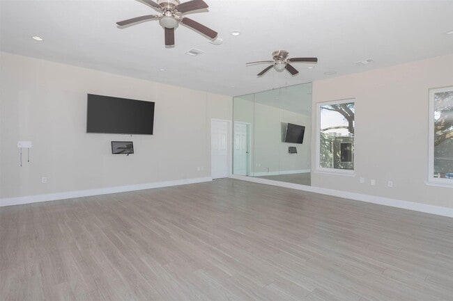 Building Photo - 3125 Crestdale Dr