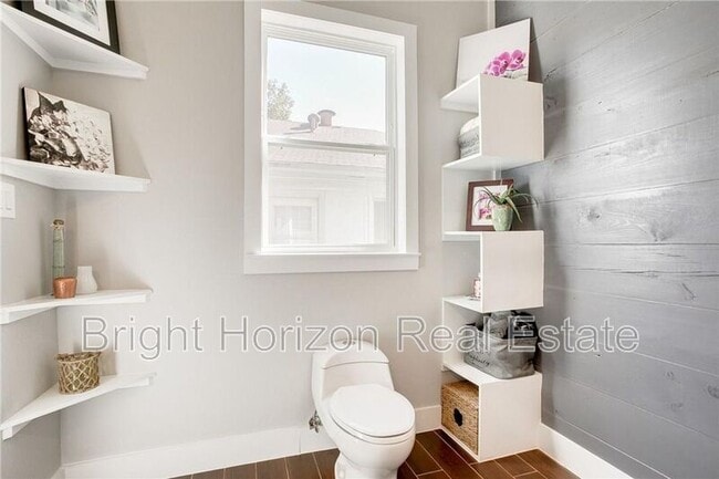 Building Photo - 1821 W 10th St