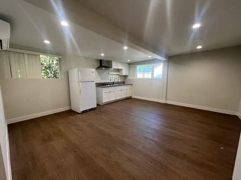 Building Photo - 1518 S Carmelina Ave